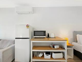 Blue on Blue Deluxe King or Twin room, steps from ferry, amazing pool, wifi - 5