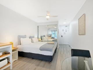 Blue on Blue Deluxe King or Twin room, steps from ferry, amazing pool, wifi - 6