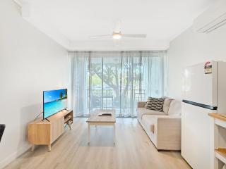 Blue on Blue Deluxe King or Twin room, steps from ferry, amazing pool, wifi - 7