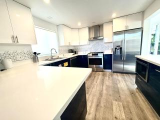 Luxury Modern 4BR Retreat with Hot Tub in Santa Monica - 2