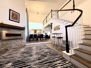 Luxury Modern 4BR Retreat with Hot Tub in Santa Monica - 0