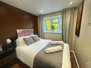 Modern 1BR Flat, Parking , Garden, Sleeps 4 - 8