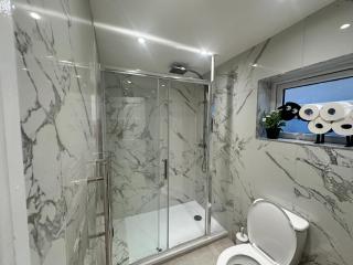Modern 1BR Flat, Parking , Garden, Sleeps 4 - 3