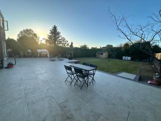 Modern 1BR Flat, Parking , Garden, Sleeps 4 - 2