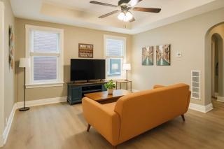 Tower Grove Apt w Balcony & Fast Wi-Fi - 3