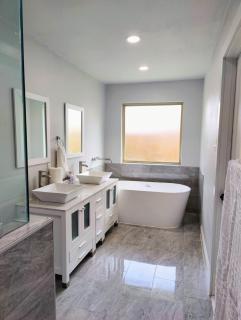 Resort-Style Home - Hot Tub, Mini Golf, Gym, 1G WiFi - 1