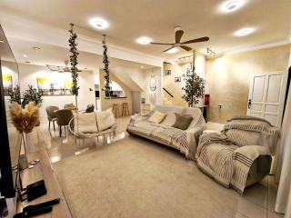 Ipoh Maison Bloom Homestay 4br 14pax by One Life Four Season - 0