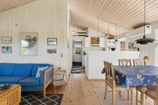 Charming Holiday Home Near The Beach - 6
