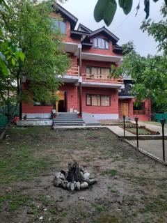 The Walnut House - 9