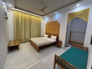 Madhuban Farms - Private Pool Villa and Party Lawn - 8