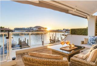 Canal Villa & Jetty-Dolphin Views Walk-BeachTown - 9