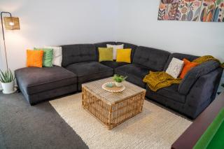Hot Tub, Ice Bath, Gym, Sauna, Pool Table Coorparoo Haven - 1