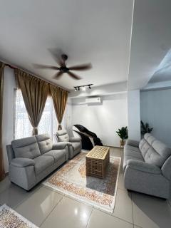 Family 4BR Stay Near Beach & Town - 9