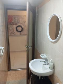 Modern room in prime area for beaches & nightlife! -Fast & easy self check in -Independent access -No Family sharing -Private Bathroom Option - 5