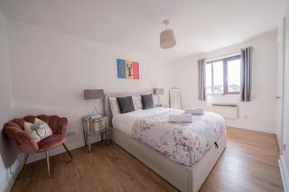 Spacious 2 Bed Apartment, Cobham Town Centre - 7