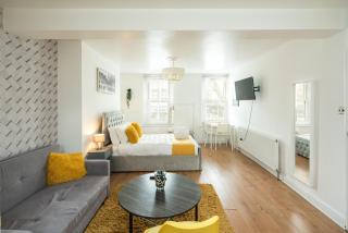 Spacious Studio Central Sofa bed - 6