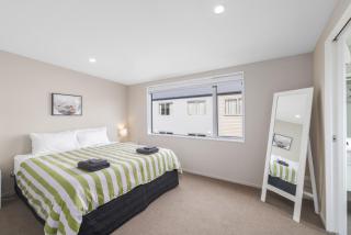 Townhouse close to CBD with onsite parking and garaging - 9