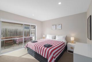Townhouse close to CBD with onsite parking and garaging - 8