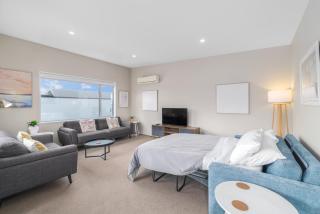 Townhouse close to CBD with onsite parking and garaging - 5