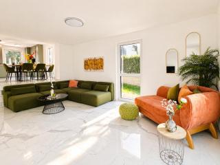 Spacious 4BR & 1LR Villa for Families & Groups - 9