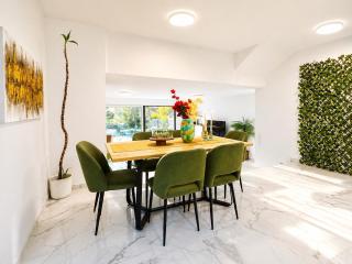 Spacious 4BR & 1LR Villa for Families & Groups - 8
