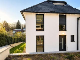 Spacious 4BR & 1LR Villa for Families & Groups - 3