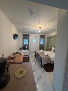 Flo's Apartments - 7