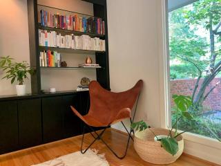 Mid-Century Gem Creekside King Beds Near UNC - 4