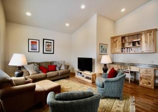 Upper Ranch - 100 Acre Mountain Views - 9