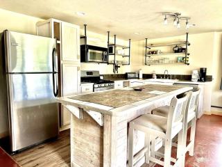 Little Pipestone Lodge w Views - 4