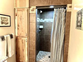 Little Pipestone Lodge w Views - 4
