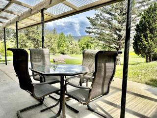 Little Pipestone Lodge w Views - 1