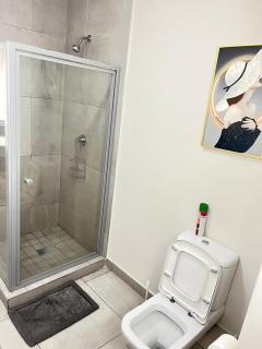 Cozy Luxury Apartment Midrand Smart TV, Fast Wi-Fi - 2
