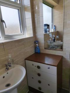 Spacious 3-Bed House in Coventry - Free Parking - 1