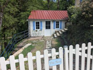 The Nest - Luxury tiny riverside cottage in a château village - 0