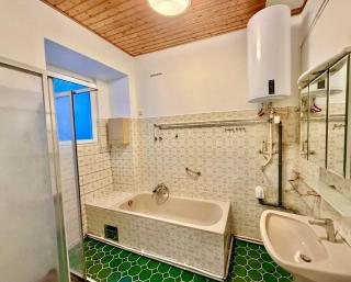 Spacious Apartment with Park View near Center - 3