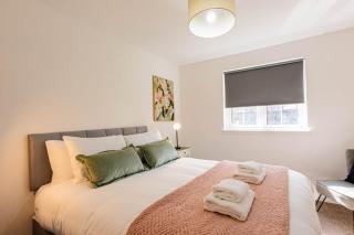 Stylish 2-Bed with Parking -Easy Access to Glasgow - Pass the Keys - 3