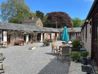 Dairy Barn, Berehayes Farm with seasonal pool and jacuzzi - 5