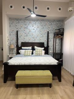 Luxury Dizengoff Studio with Large Private Backyard 5 Min Walk to the Beach - 4