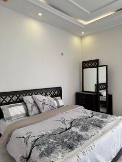 Beautifully Designed Room in Elegant Home, DHA Phase 5 - 0