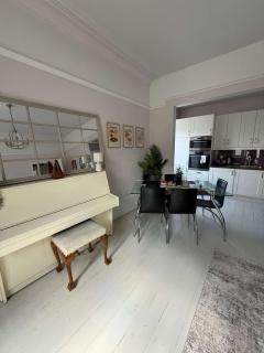 Guildford Apartment with Free Parking & Garden - 2