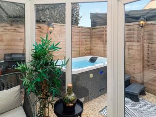 Couples Hot Tub Retreat - 8