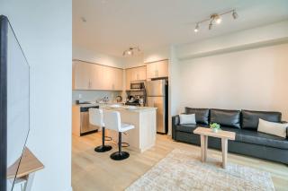 CN Tower View Condo - Balcony WiFi & Workspace - 9