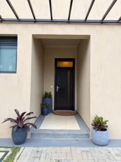 Modern 3-Bedroom Townhouse in Pearl Marina Estates - 1