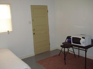 Cozy studio Walk to Madeline Park and Sun Bowl - 7