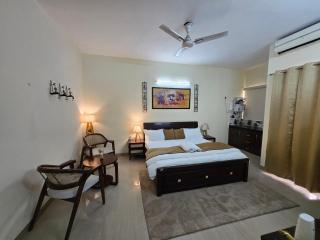 Vrinda Kunj Nest Elegant Studio Near Prem Mandir - 7