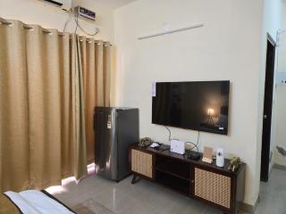 Vrinda Kunj Nest Elegant Studio Near Prem Mandir - 1