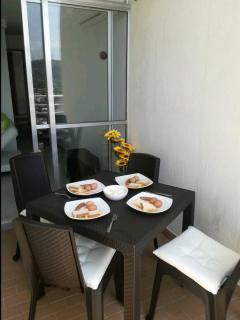 Cozy Apartment Near the Beach, Pool Access, Hot Water - 3