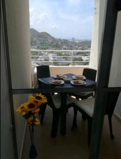 Cozy Apartment Near the Beach, Pool Access, Hot Water - 2