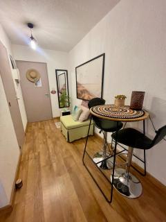 Studio climatisé avec terrasse coucher de soleil ménage compris pour 2 à 3 personnes dans un parc calme avec double piscine au sel et parking privé protégé Proche mer et port - 7